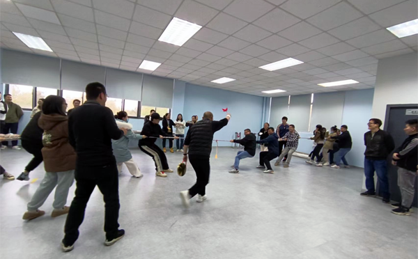 凝“繩”聚力 力拔山河——西寶生物拔河比賽活力開展